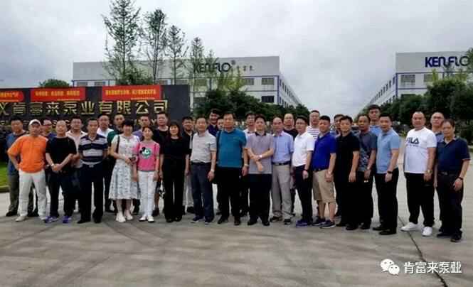 与会人员在遵义开云在线登录app官网-开云(中国)有限公司大门口合影留念